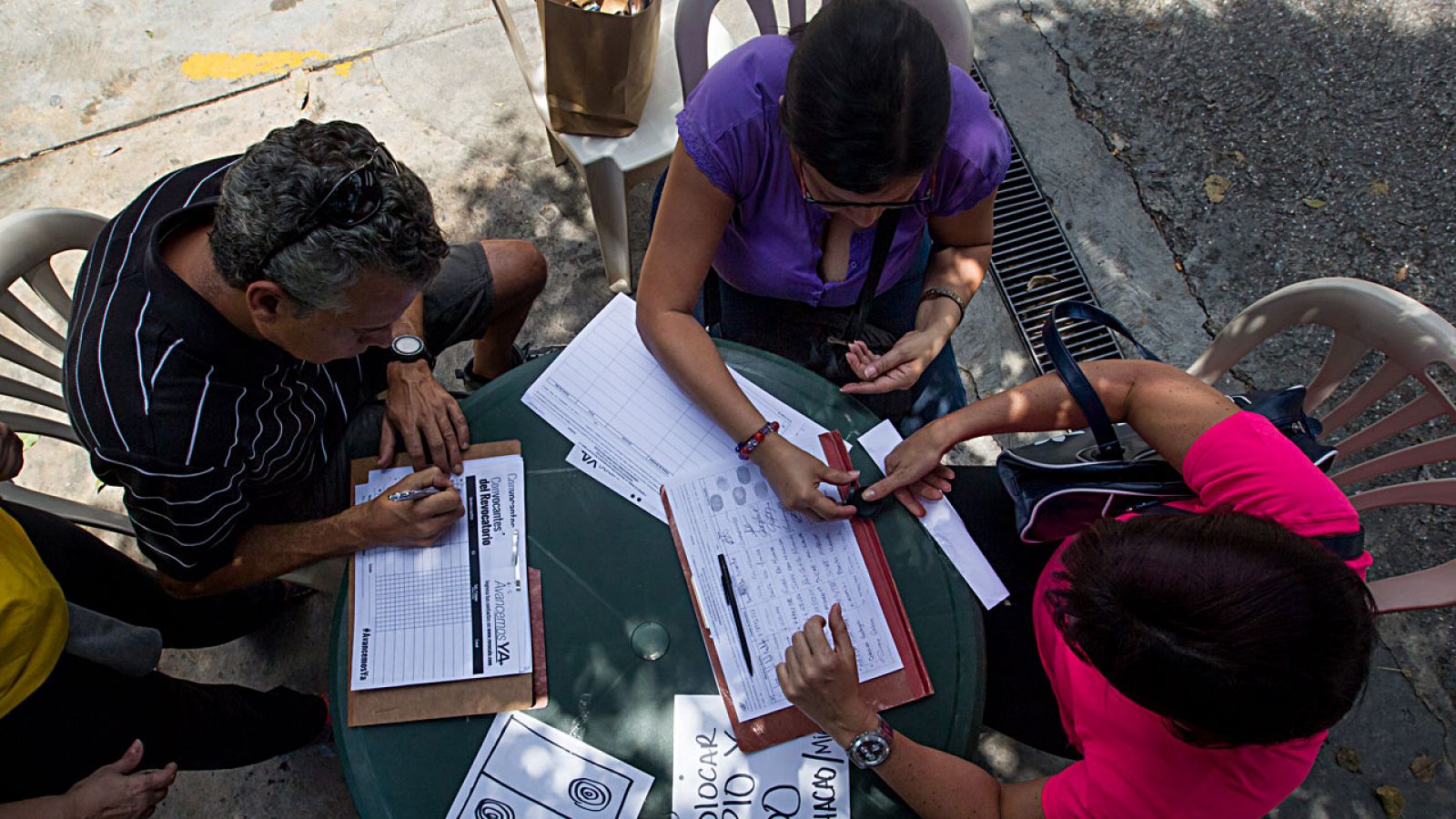 Un grupo de personas recoge firmas para el referéndum revocatorio contra Nicolás Maduro en Caracas