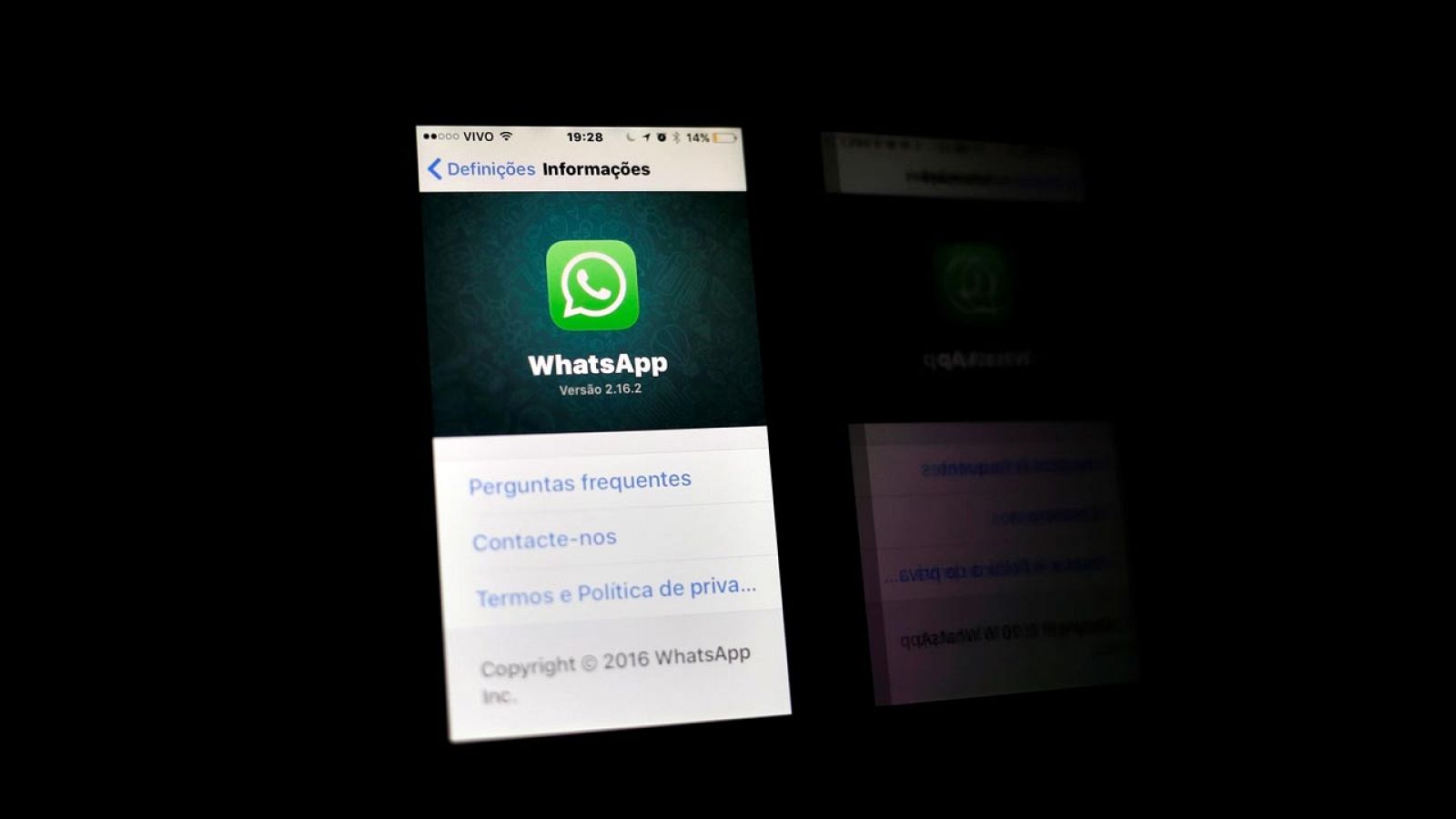 Un móvil con WhatsApp en una feria de tecnología de Rio de Janeiro