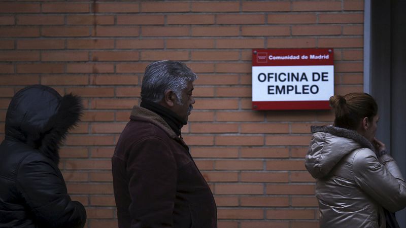 Varios parados esperan para entrar en una oficina de empleo