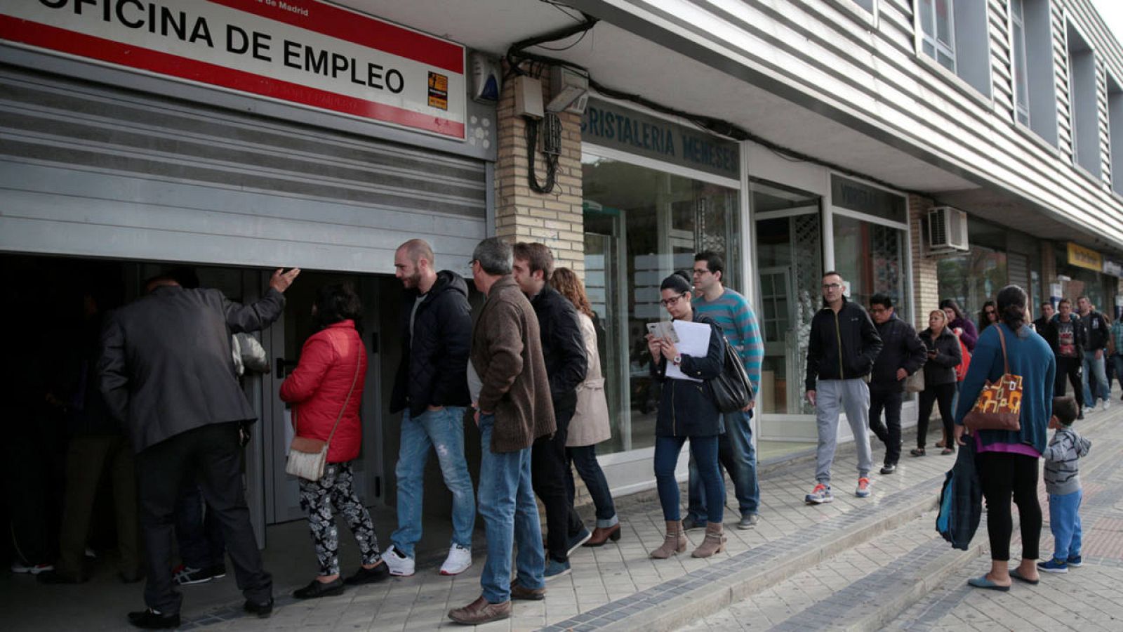 Gente entrando en una oficina de empleo de la Comunidad de Madrid