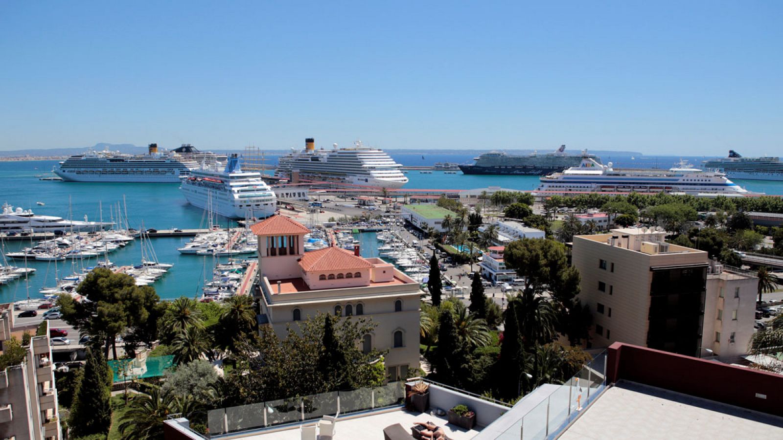 Varios cruceros atracan en el puerto de Palma de Mallorca