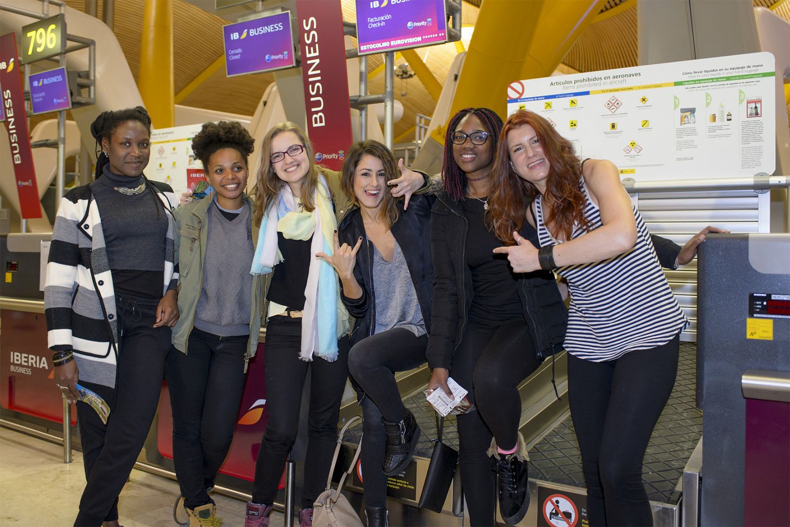 Barei con sus coristas en el aeropuerto Adolfo Suárez Madrid Barajas.