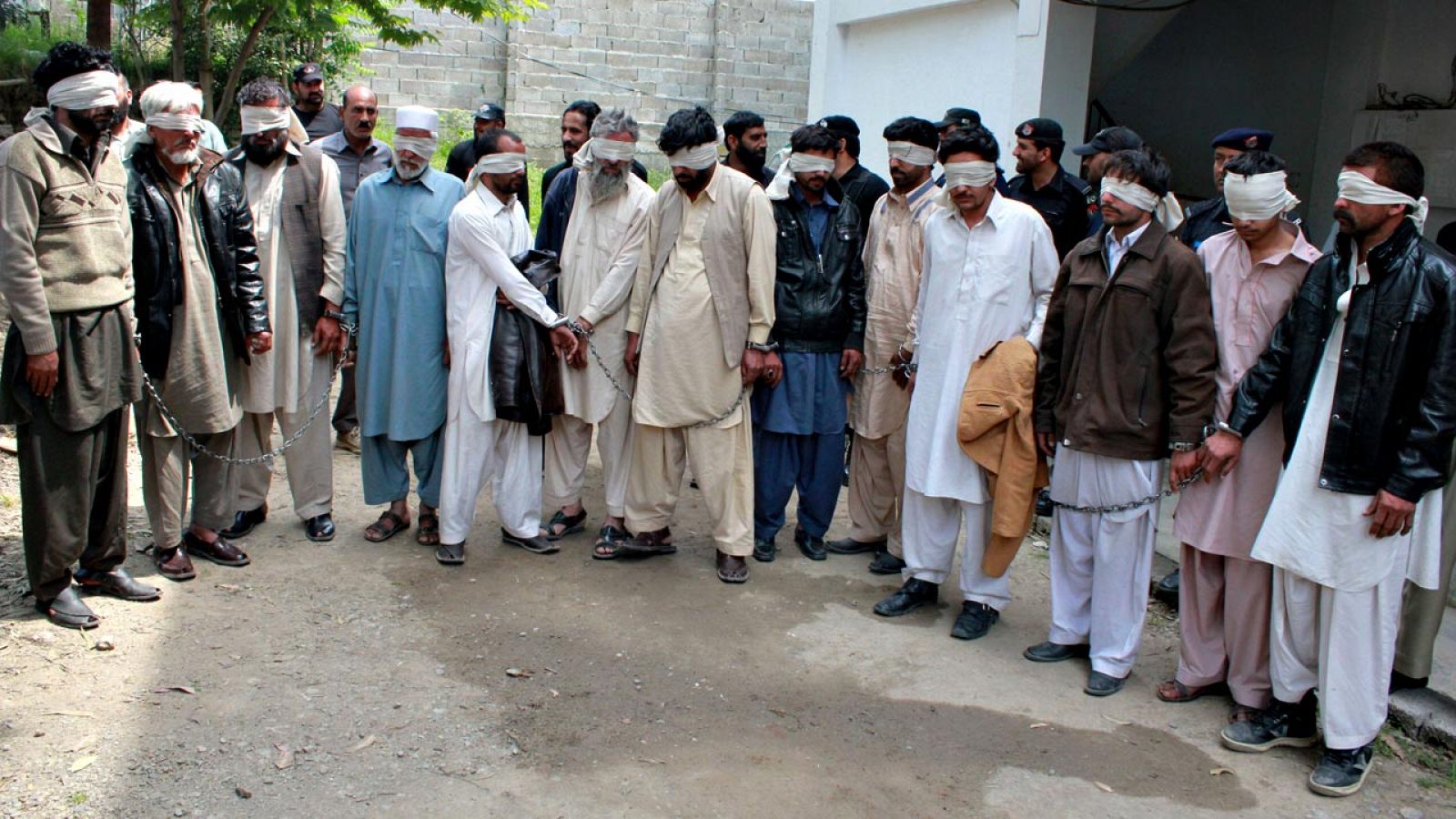 La Policía de Pakistán muestra a los 13 miembros de un consejo tribal acusados de ordenar el "crimen de honor"