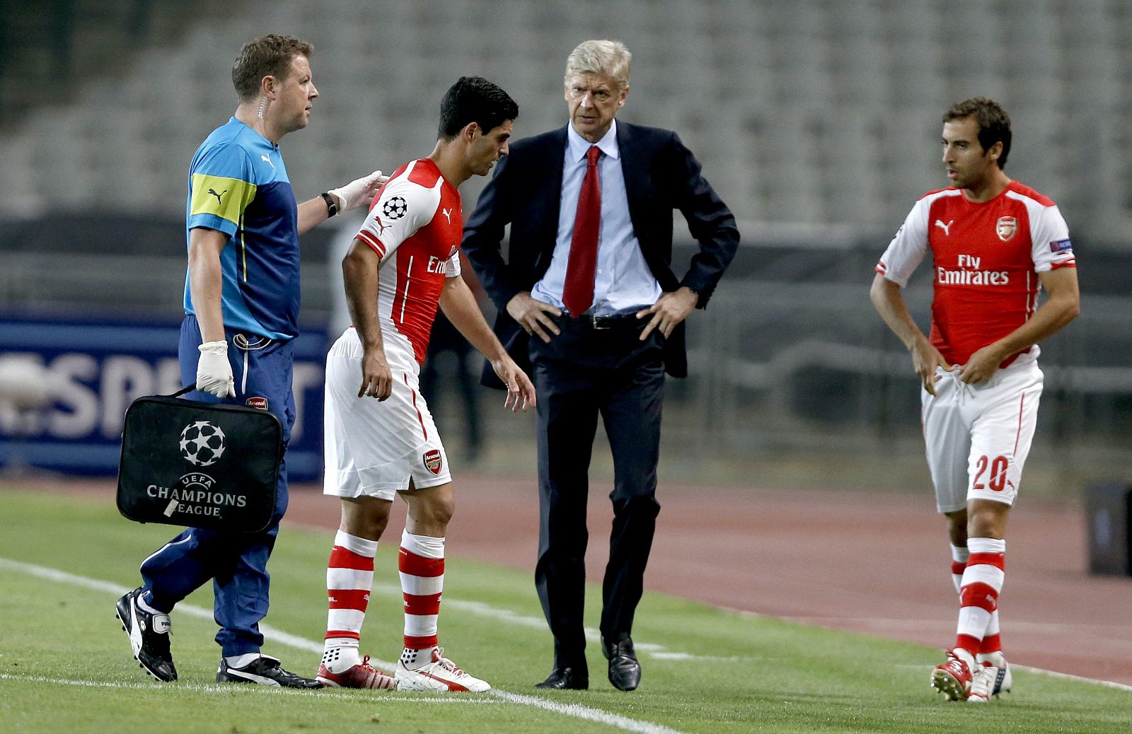 Imagen de archivo del entrenador del Arsenal, Arsene Wenger (c), y del jugador Mikel Arteta.