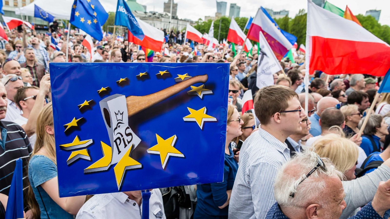 Multitudinaria manifestación en Varsovia, Polonia, contra el Gobierno.