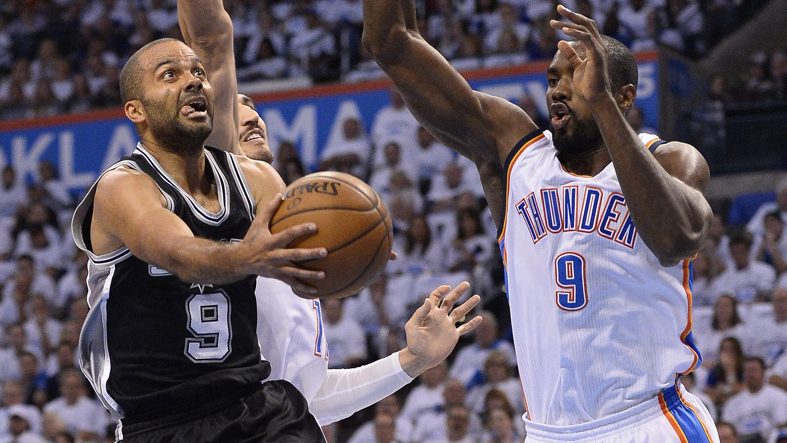 Ibaka trata de frenar la penetración de Tony Parker.