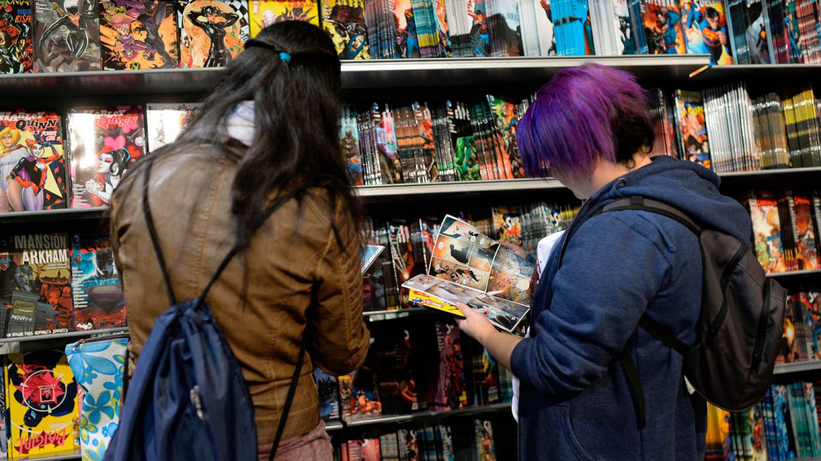 Dos jóvenes en el Salón del Cómic de Barcelona