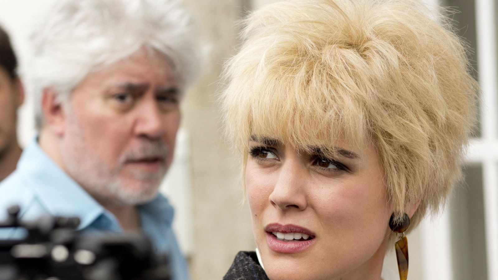 Pedro Almodóvar y Adriana Ugarte en un momento del rodaje de 'Julieta'.