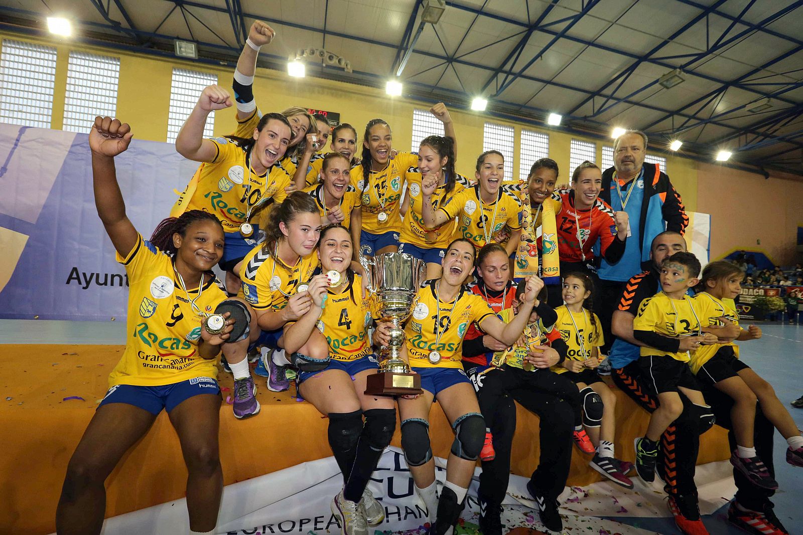Las jugadoras posan con la copa de ganadoras de la Copa EHF Challenge.