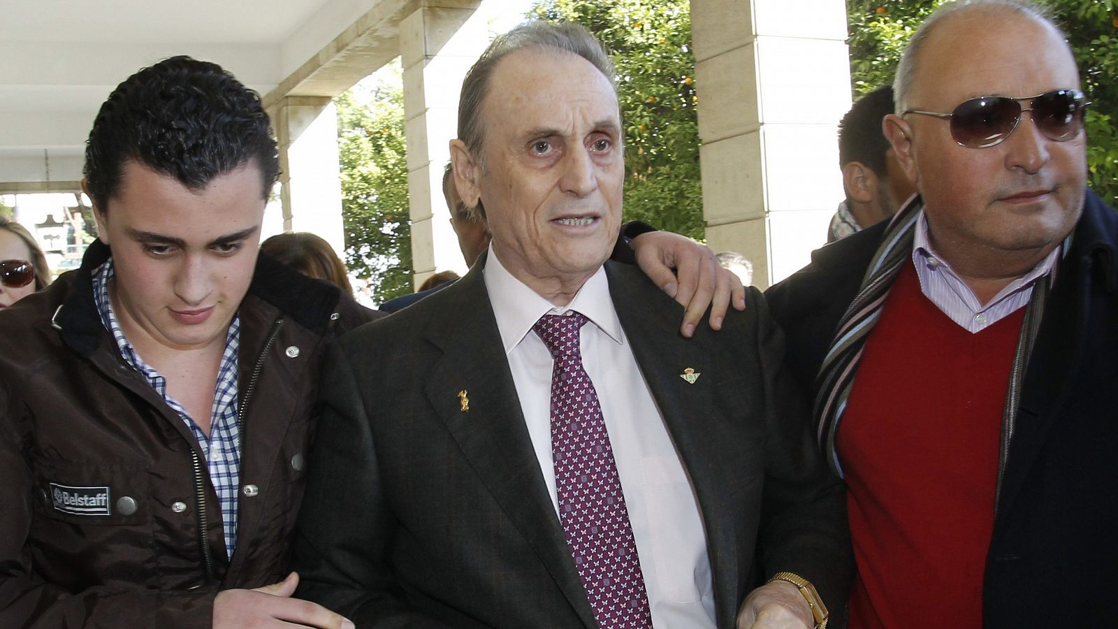 El expresidente del Betis, Manuel Ruiz de Lopera (c), acusado de apropiación indebida