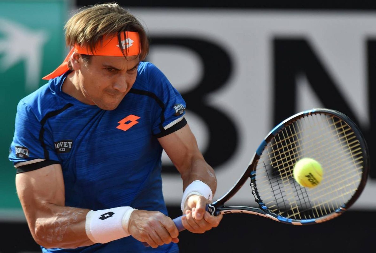 Ferrer devuelve la bola al italiano Filippo Volandri.