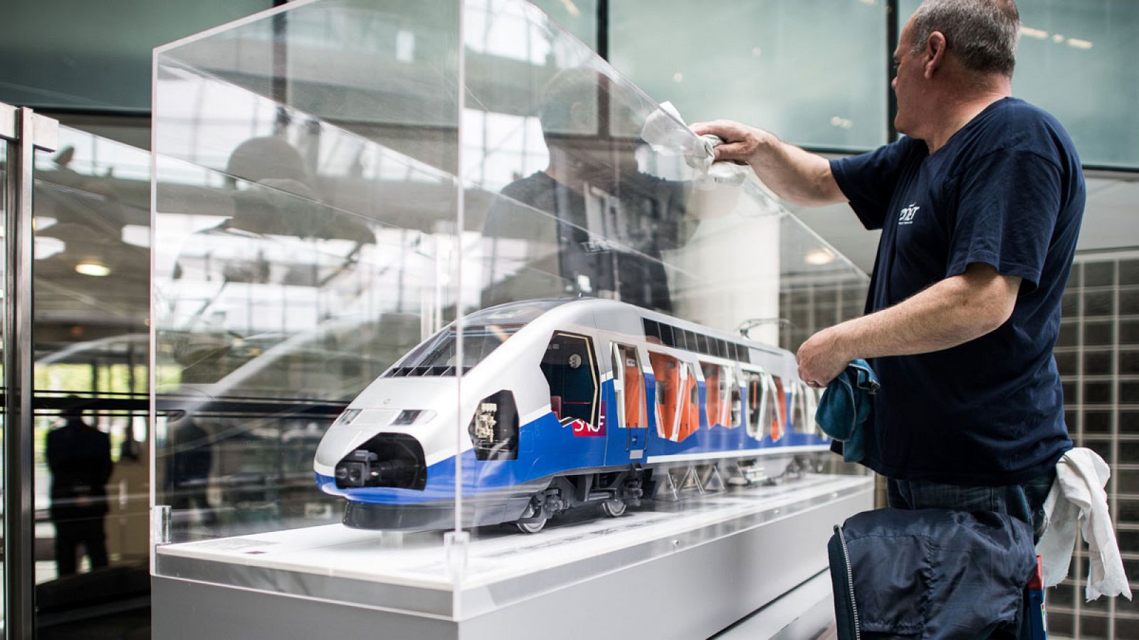 Una maqueta de un tren de Alstom en la sede de París