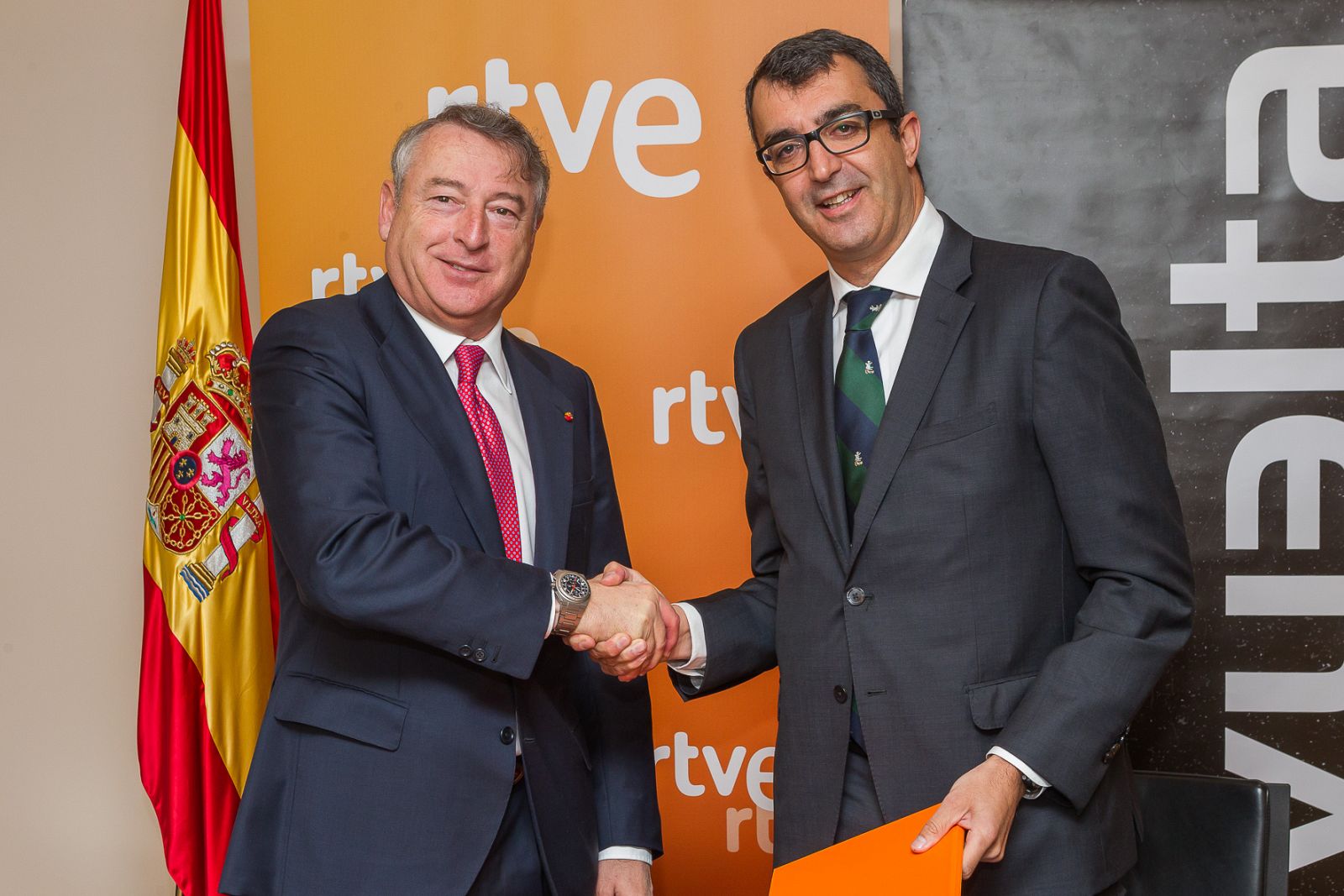 El presidente de RTVE, José Antonio Sánchez, y el director general de la Vuelta, Javier Guillén