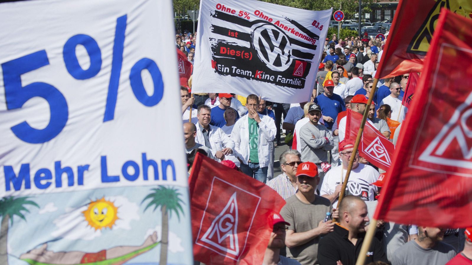 Empleados de Volkswagen se manifiestan en la planta de la compañía en Wolfsburgo, Alemania