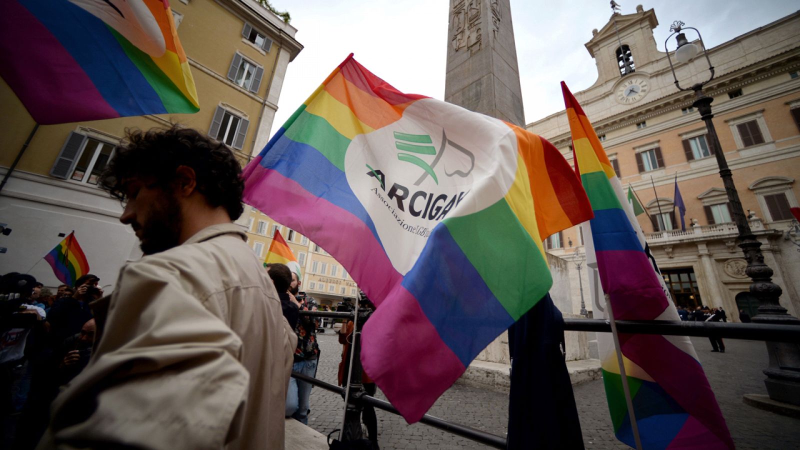 Partidarios del matrimonio homosexual se manifiestan frente al Parlamento italiano