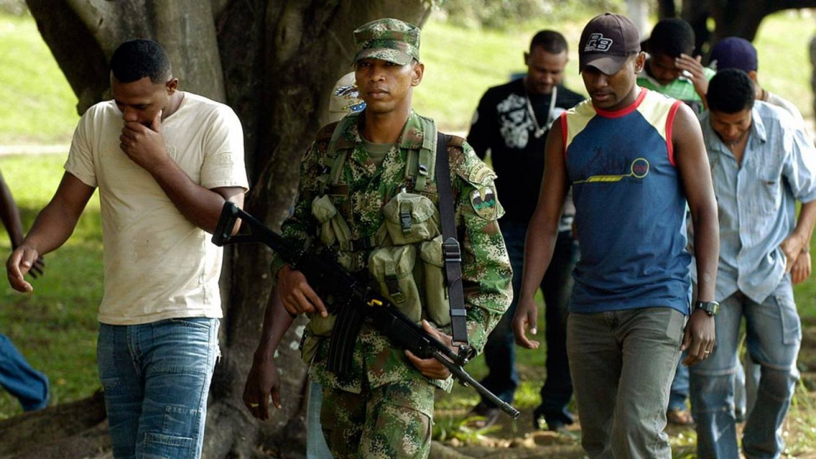 Imagen de archivo de un soldado colombiano custodiando a un grupo de guerrilleros del ELN