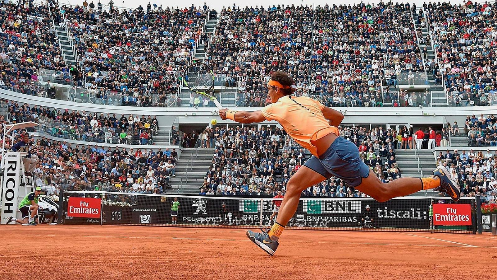 Nadal devuelve una bola a Djokovic, en los octavos del torneo de Roma