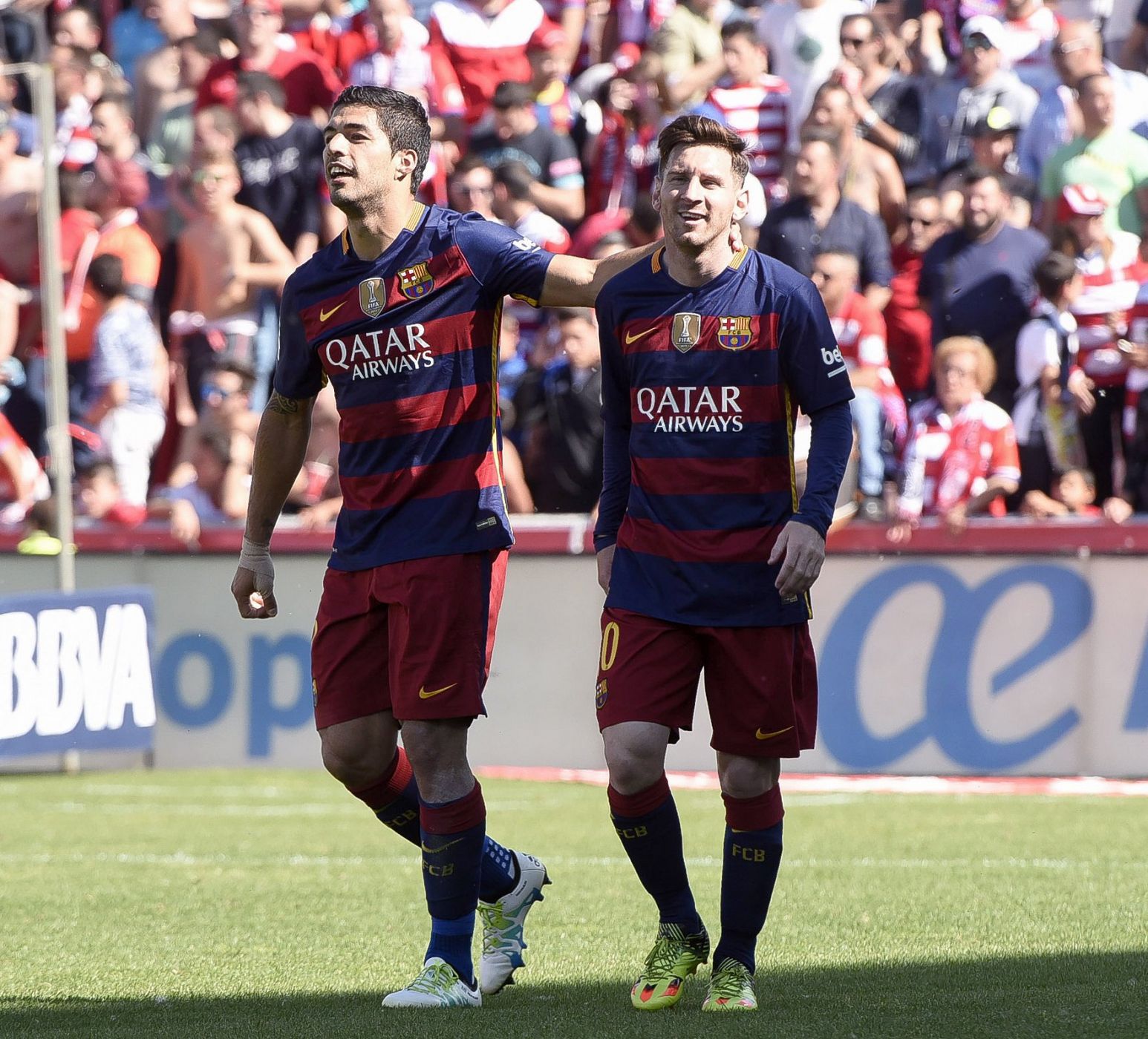 El delantero uruguayo del FC Barcelona Luis Suárez (i) celebra con su compañero, el delantero argentino Leo Messi (d)