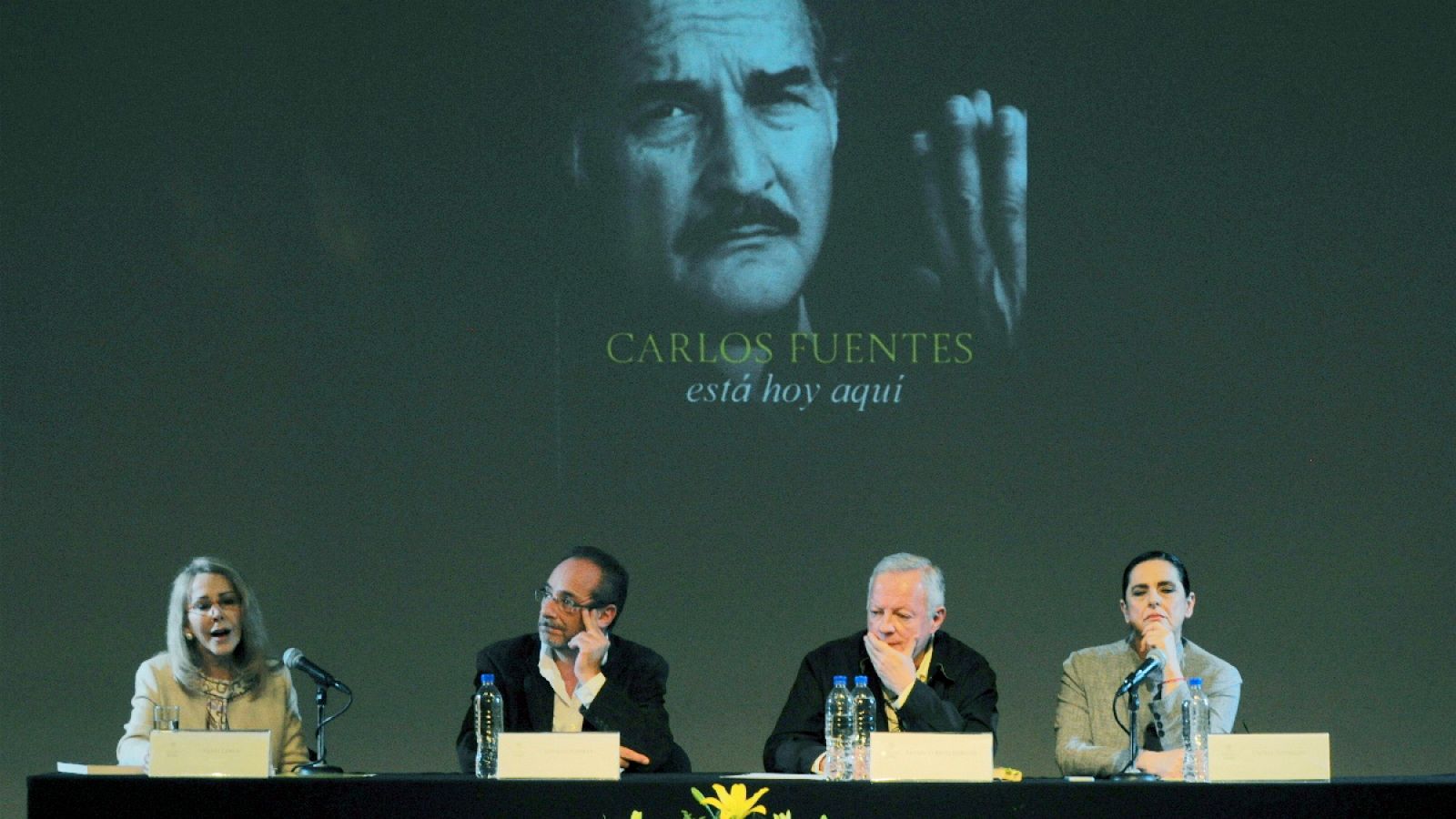 La viuda del escritor mexicano Carlos Fuentes, Silvia Lemus; los escritores Ignacio Padilla y Federico Reyes, y la actriz Cecilia Toussaint presentando Aquiles o el guerrillero y el asesino, obra del fallecido escritor Carlos Fuentes.