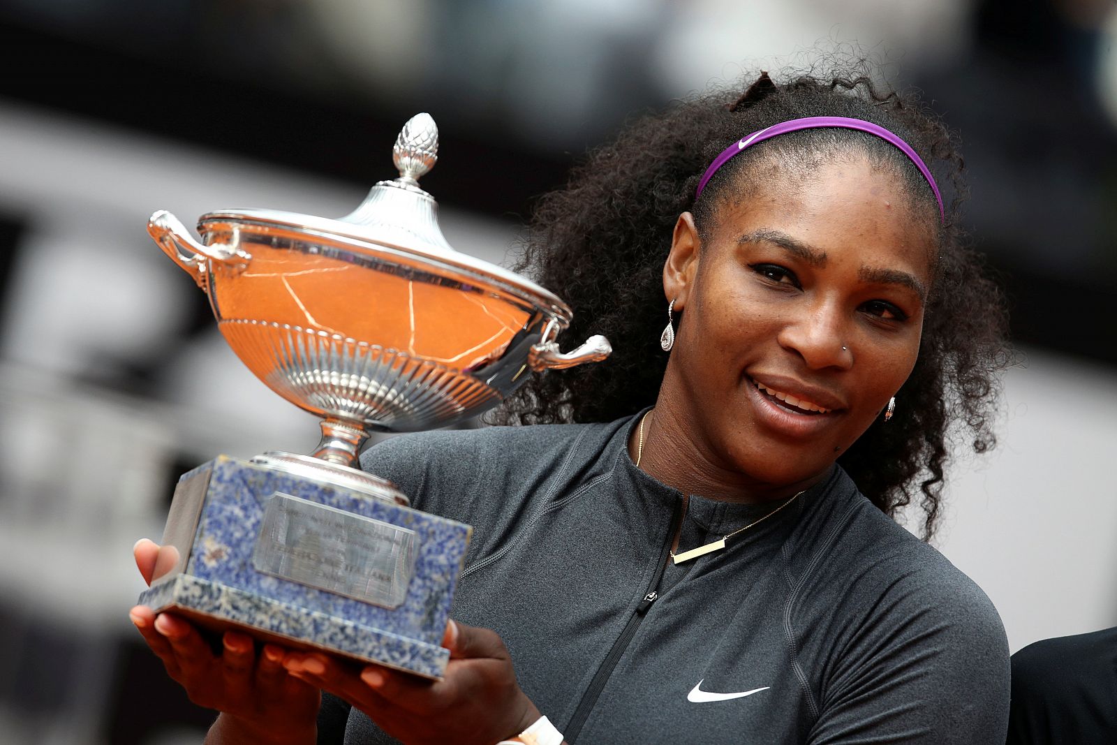 Serena Williams luce el trofeo de campeona en Roma.