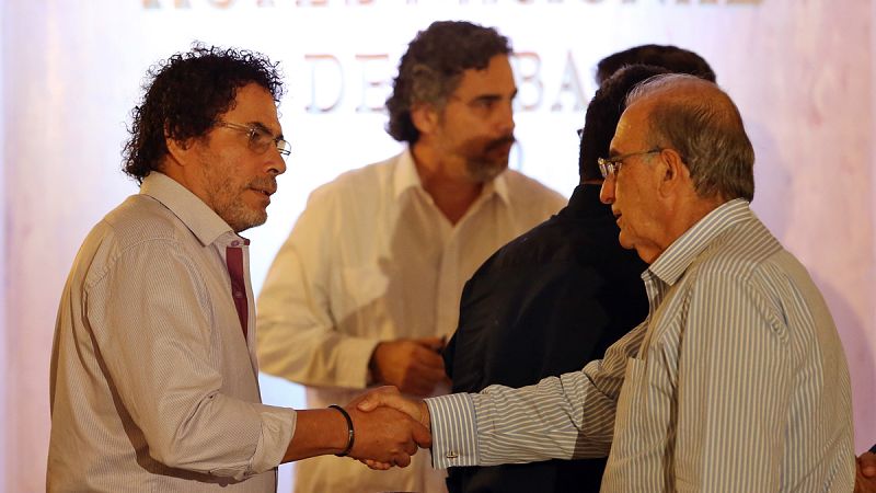 El comandante de las FARC, Pastor Alape y el jefe del equipo negociador del gobierno de Colombia, Humberto de la Calle en La Habana.
