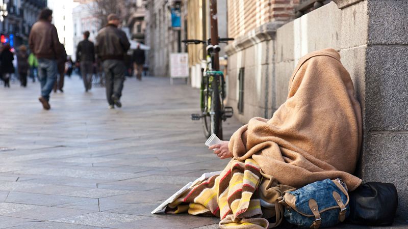 Crece el riesgo de pobreza entre las mujeres formadas, sobre todo tras la maternidad