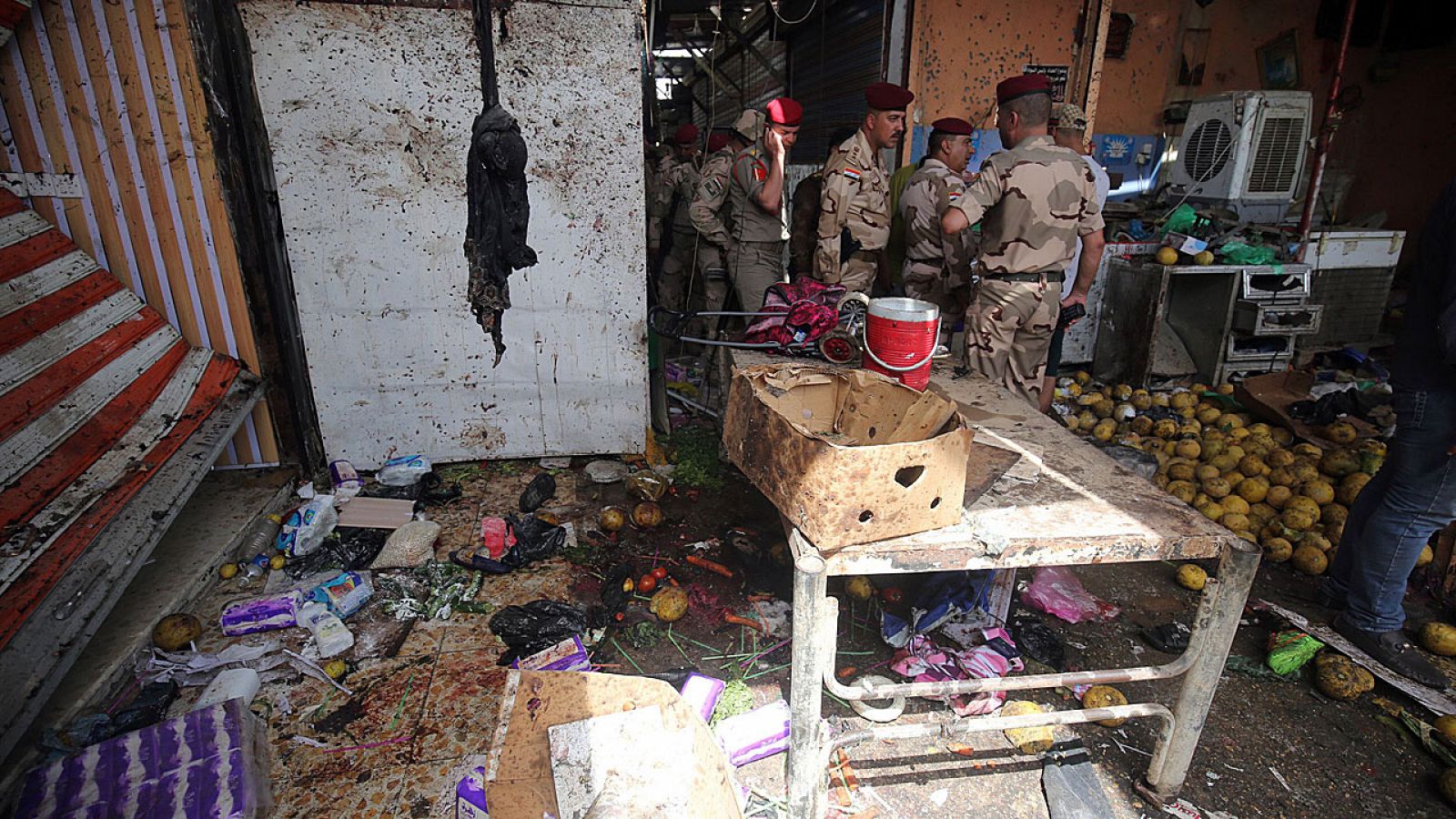 Las fuerzas de seguridad iraquíes inspeccionan el esceanario del atentado en el mercado de Arbát Alaf en Bagdad.