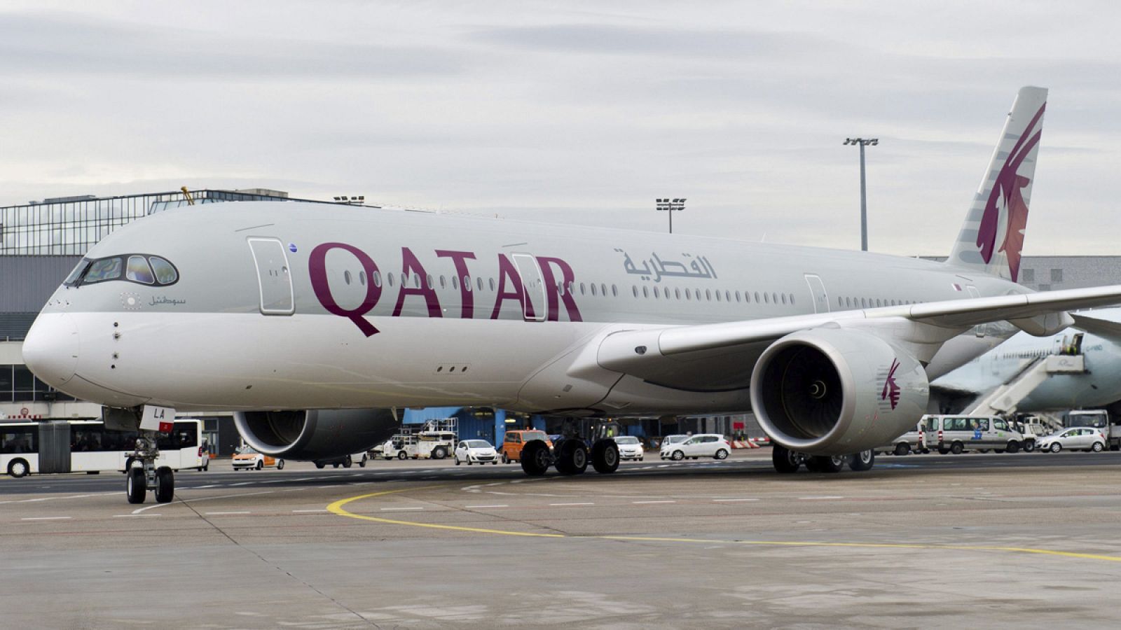 Un Airbus A350 XWB de Qatar Airways en el aeropuerto de Fráncfort, Alemania