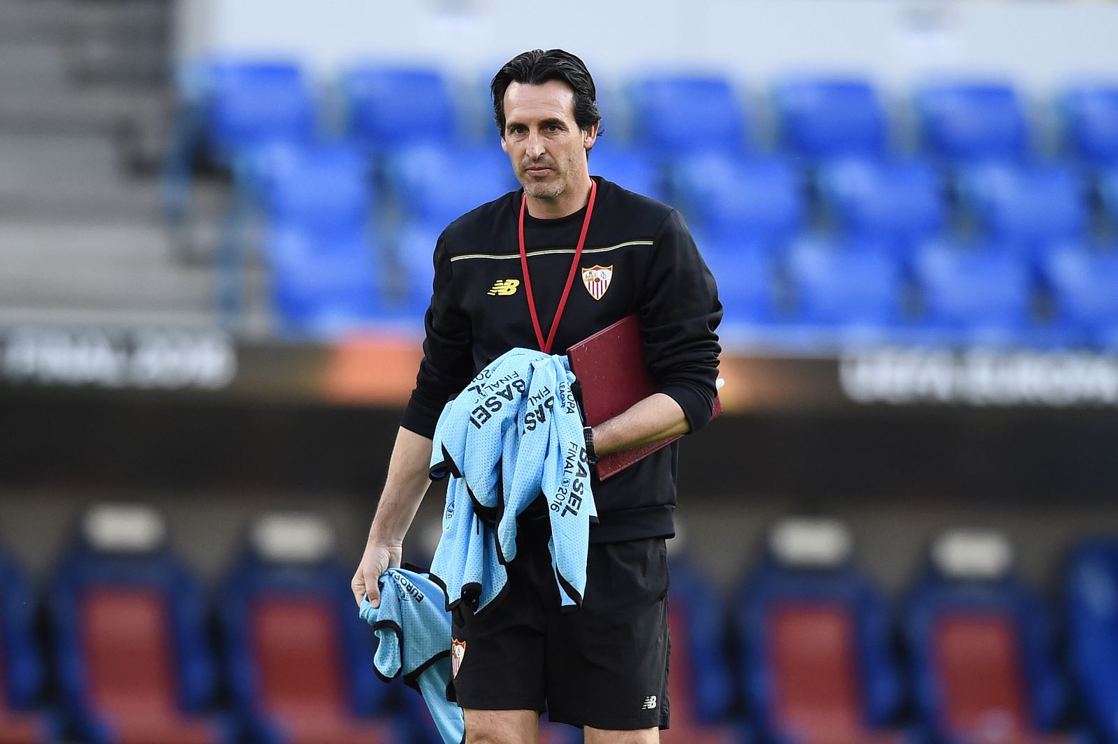 Emery en el St. Jakob-Park durante el entrenamiento de su equipo.