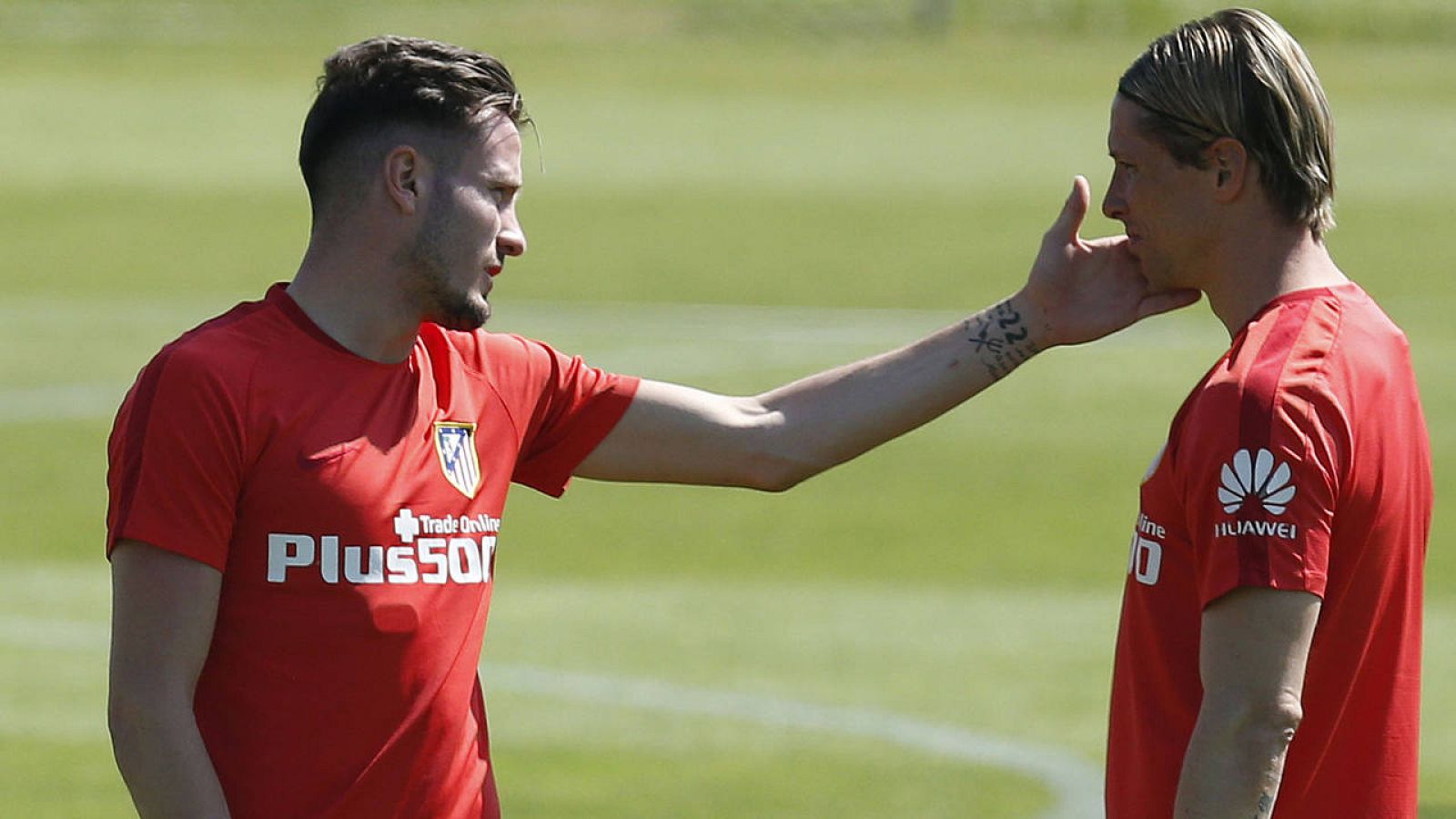 Saúl Ñíguez (izquierda), con Fernando Torres en un entrenamiento