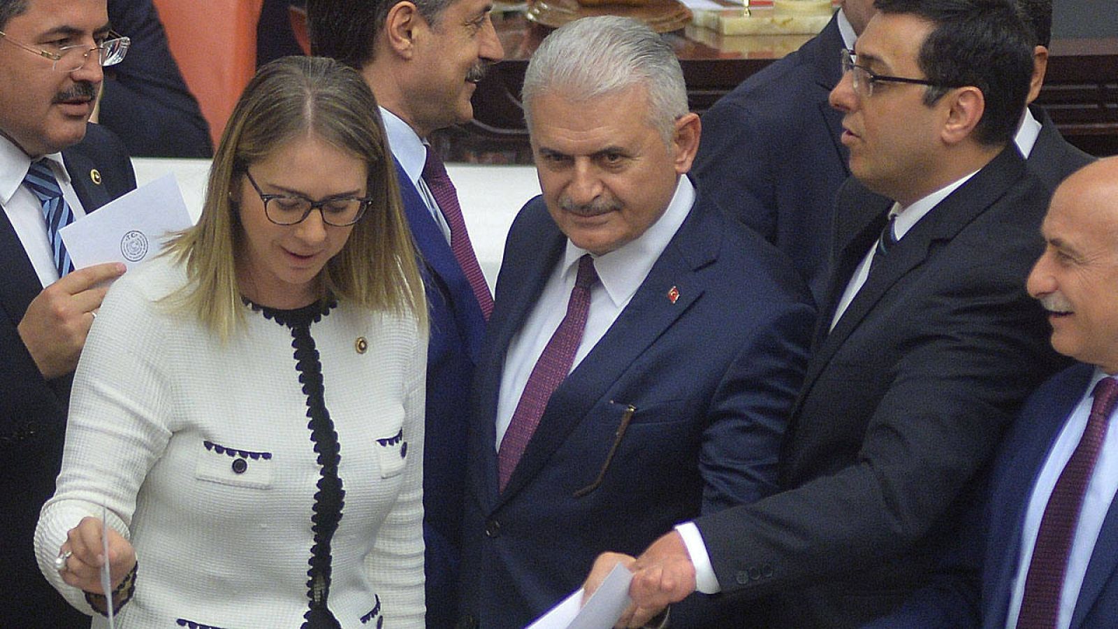  El ministro de Transporte y Comunicaciones, Binali Yildirim, vota durante un debate en el Parlamento de Ankara. 