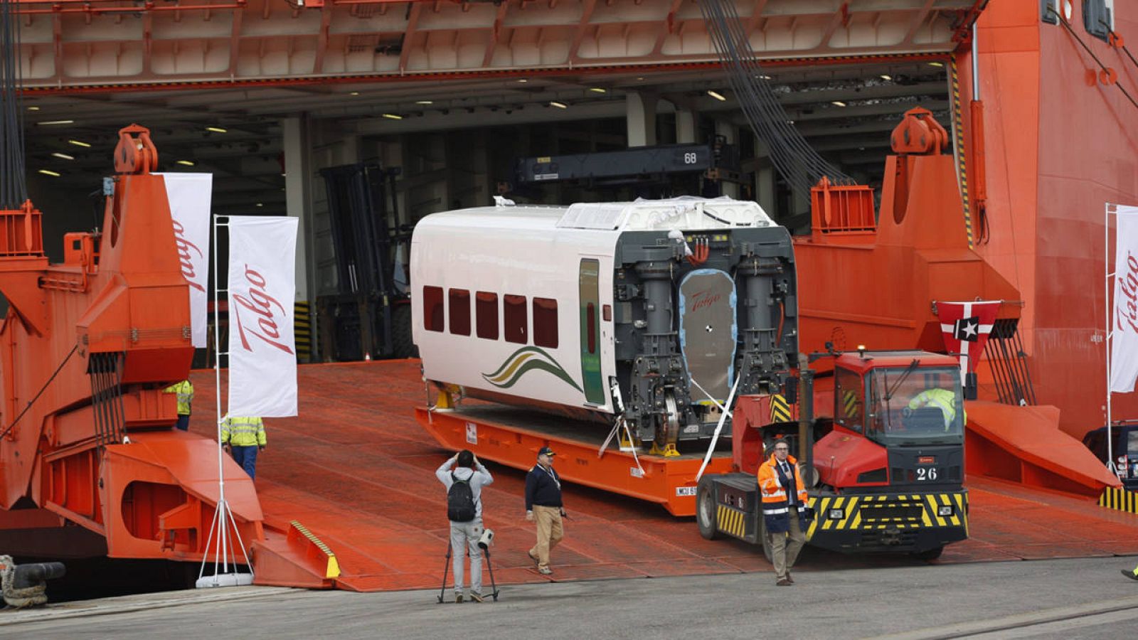 Imagen de archivo del primer AVE Talgo fabricado para Arabia Saudí en el puerto de Barcelona