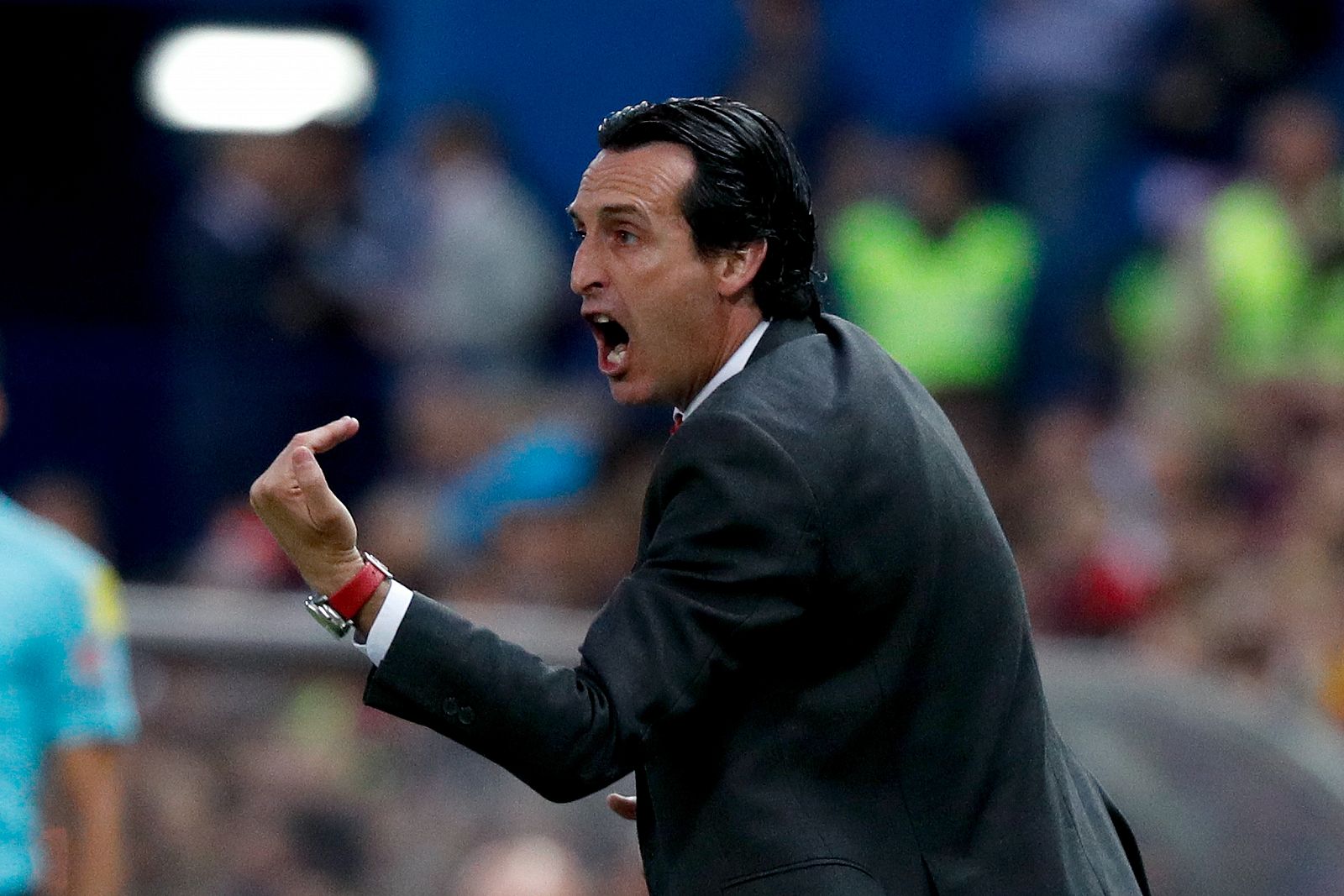 El entrenador del Sevilla FC, Unai Emery, da instrucciones a sus jugadores