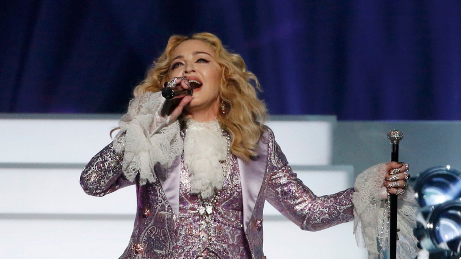 Madonna interpreta "Nothing compares 2 U" durante los premios Billboard en Las Vegas.