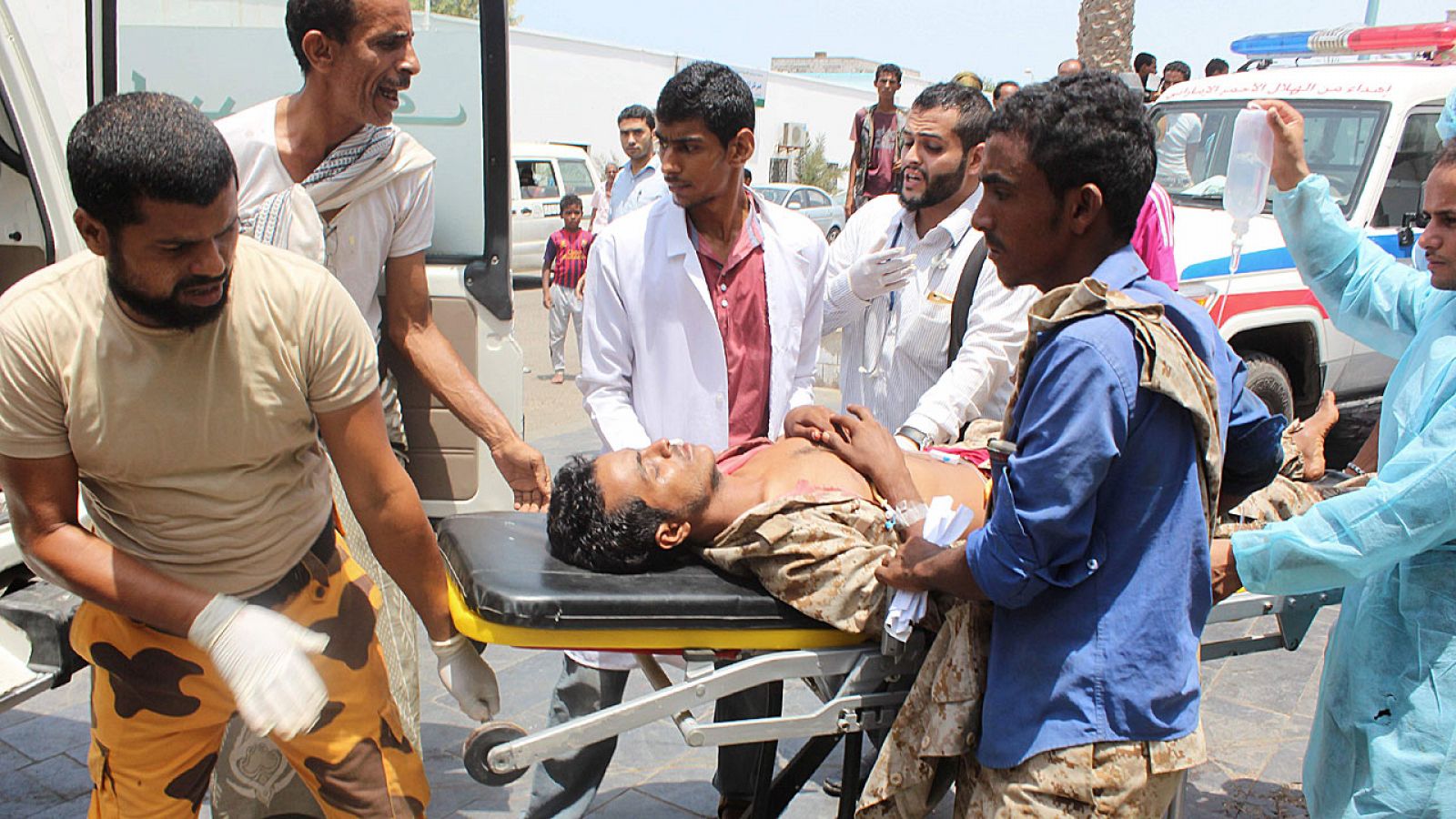 Personal de emergencia traslada al hospital a uno de los heridos en los atentados de Adén.