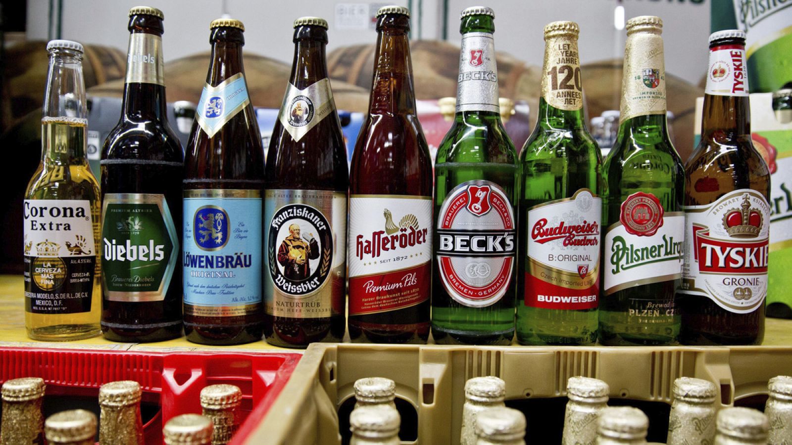 Botellas de cerveza de las compañías AB InBev y SABMiller en Núremberg, Alemania