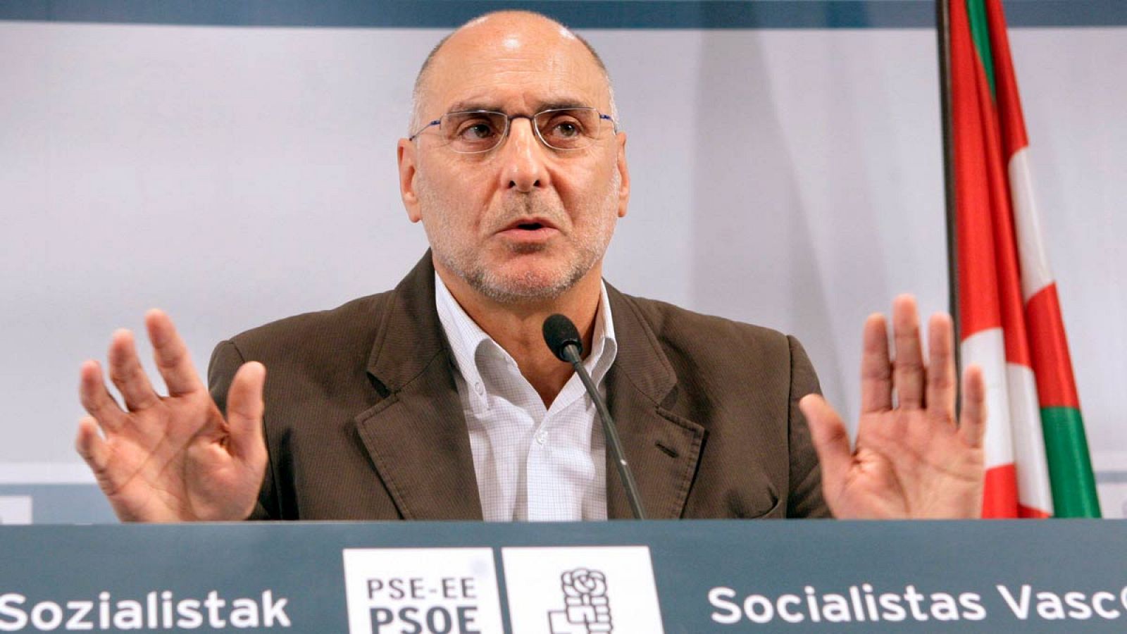 Rodolfo Ares, histórico en el PSE, deja el Parlamento vasco.