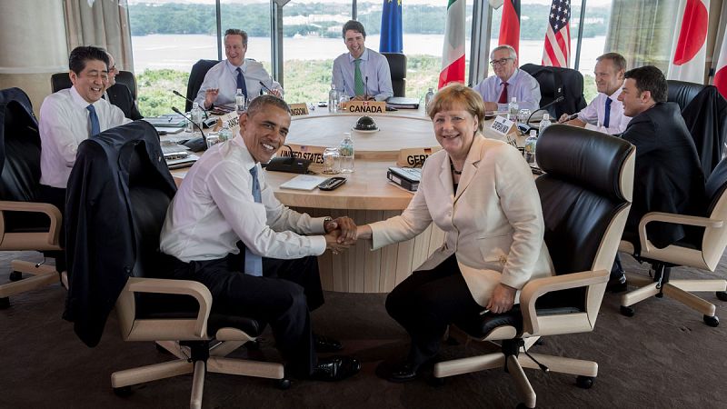 Angela Merkel saluda a Barack Obama durante la reunión de los líderes del G7 en Ise-Shima (Japón).