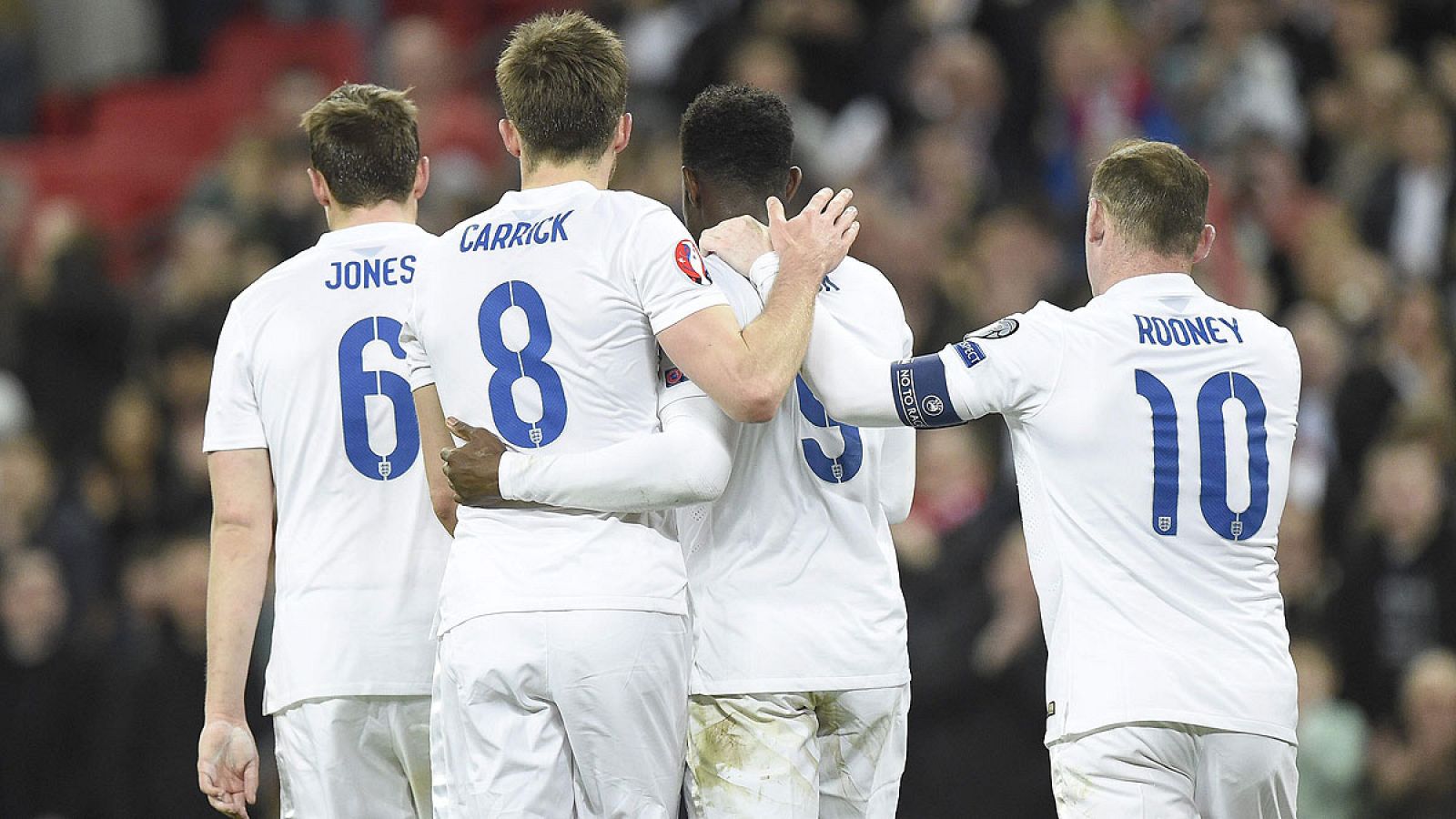 Wellbeck celebra un gol con su compañeros contra Lituania