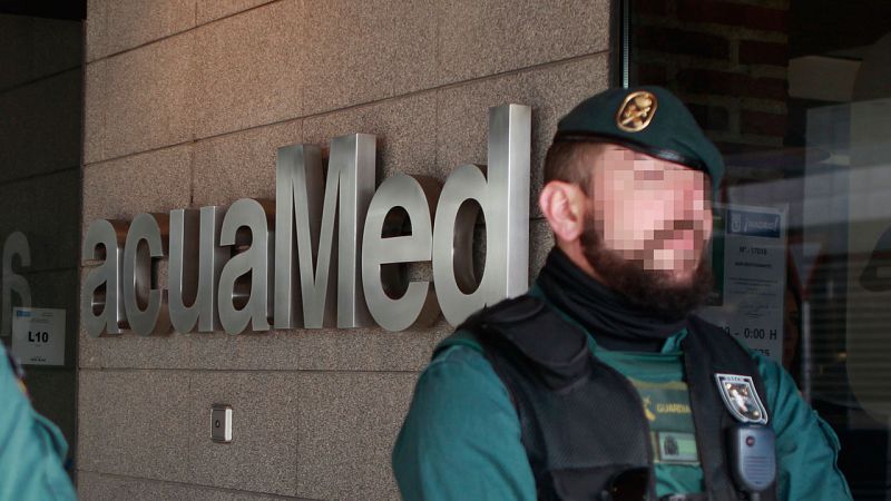Un guardia civil durante el registro de la empresa Acuamed en una foto de archivo