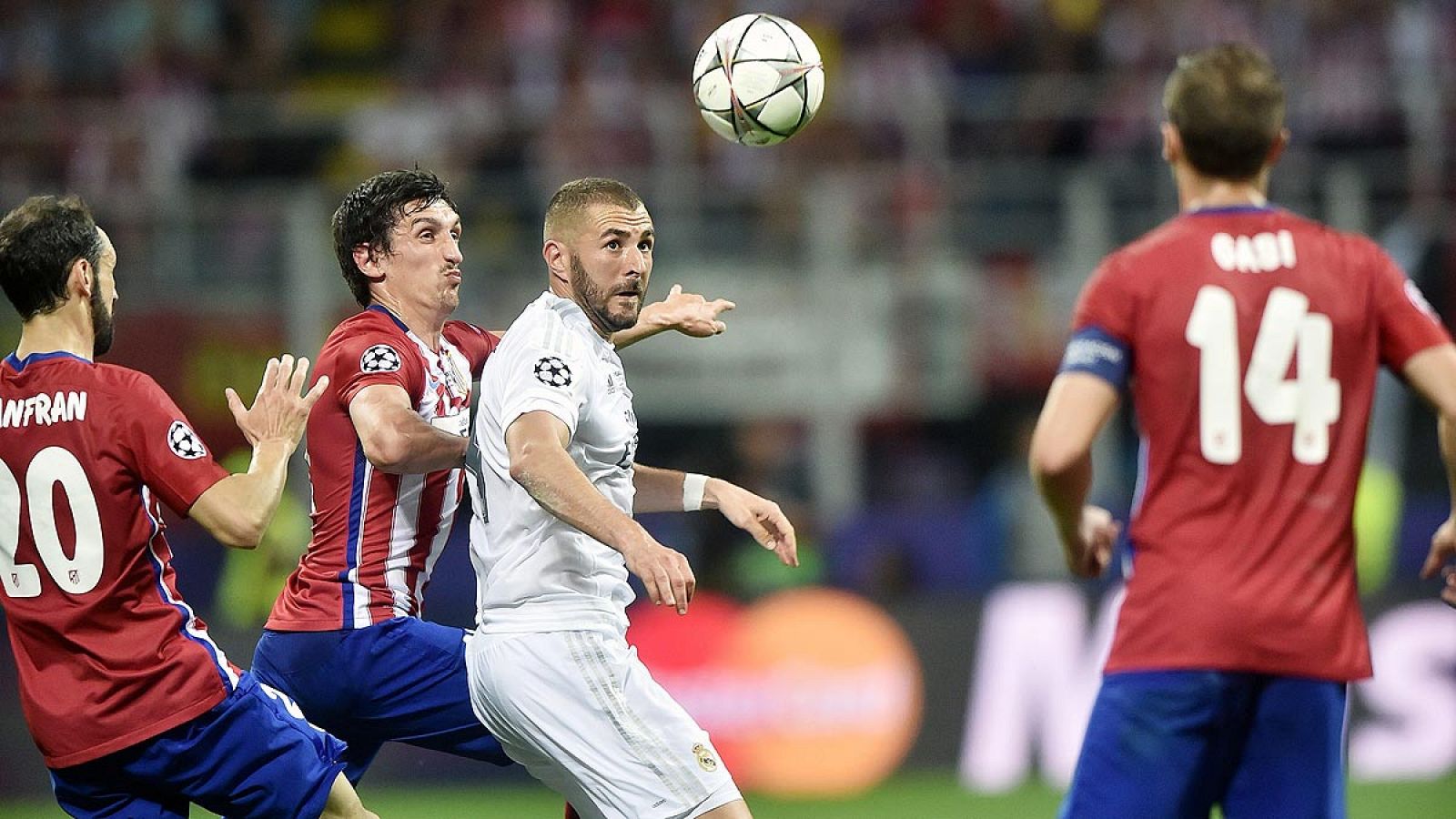 Balón disputado en la final de la Champions de Milán
