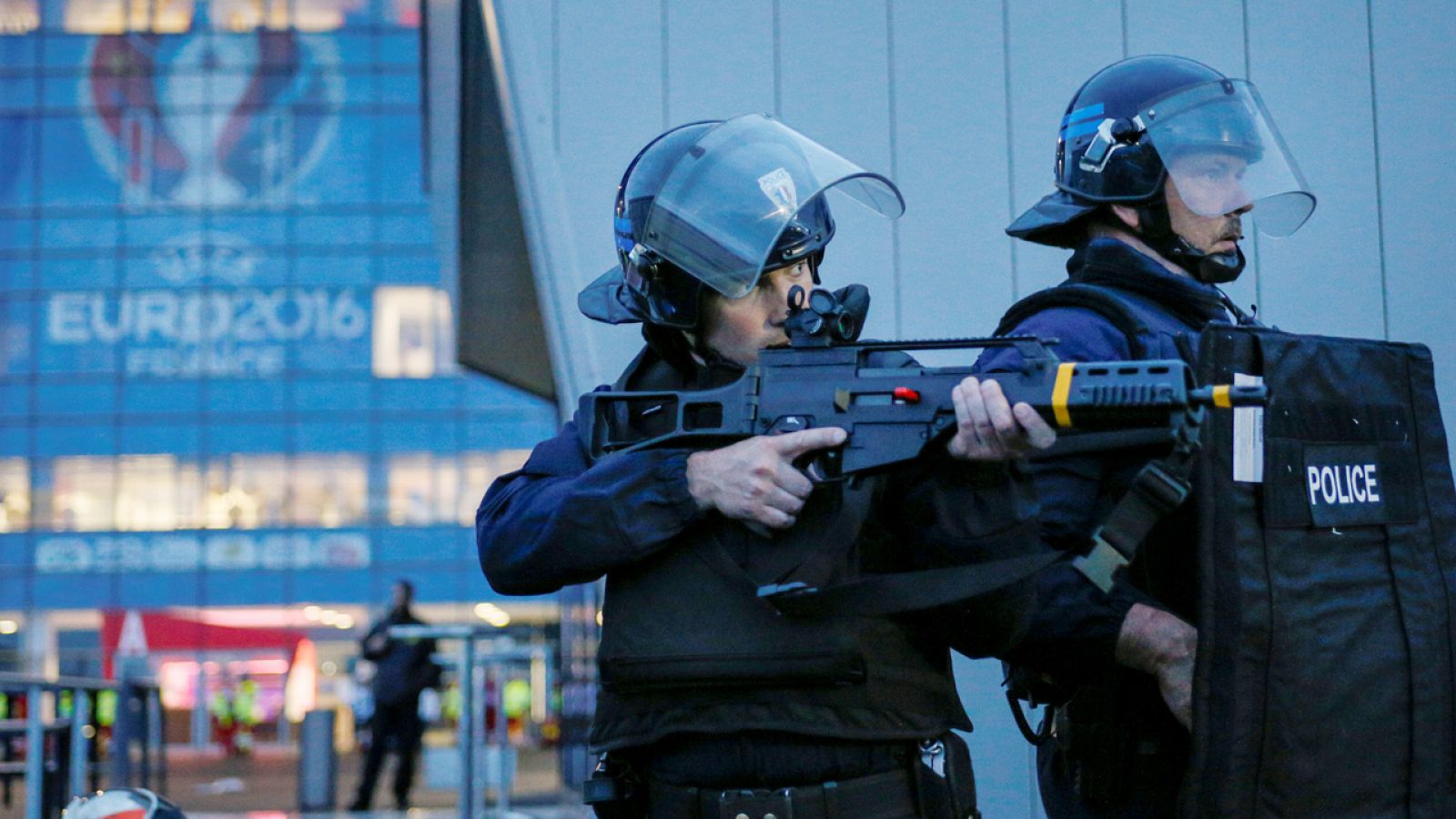 Policías franceses intervienen en un simulacro en las proximidades del Gran Estadio de Lyon, Francia