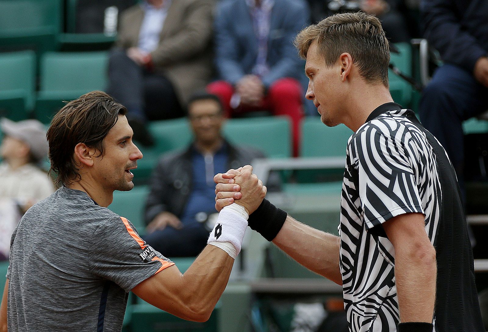 El tenista checo Tomas Berdych da la mano al español David Ferrer.