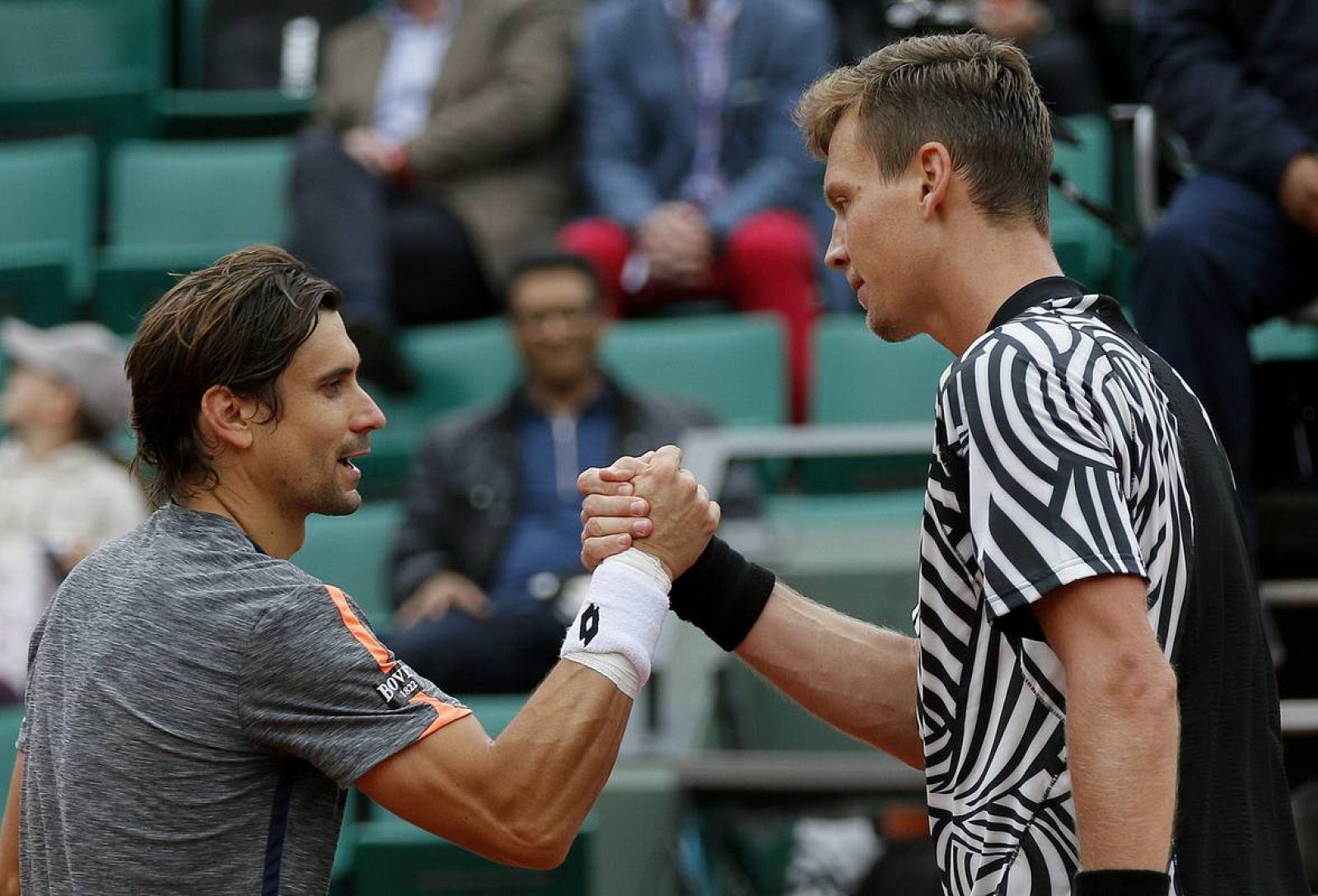 El tenista checo Tomas Berdych da la mano al español David Ferrer.