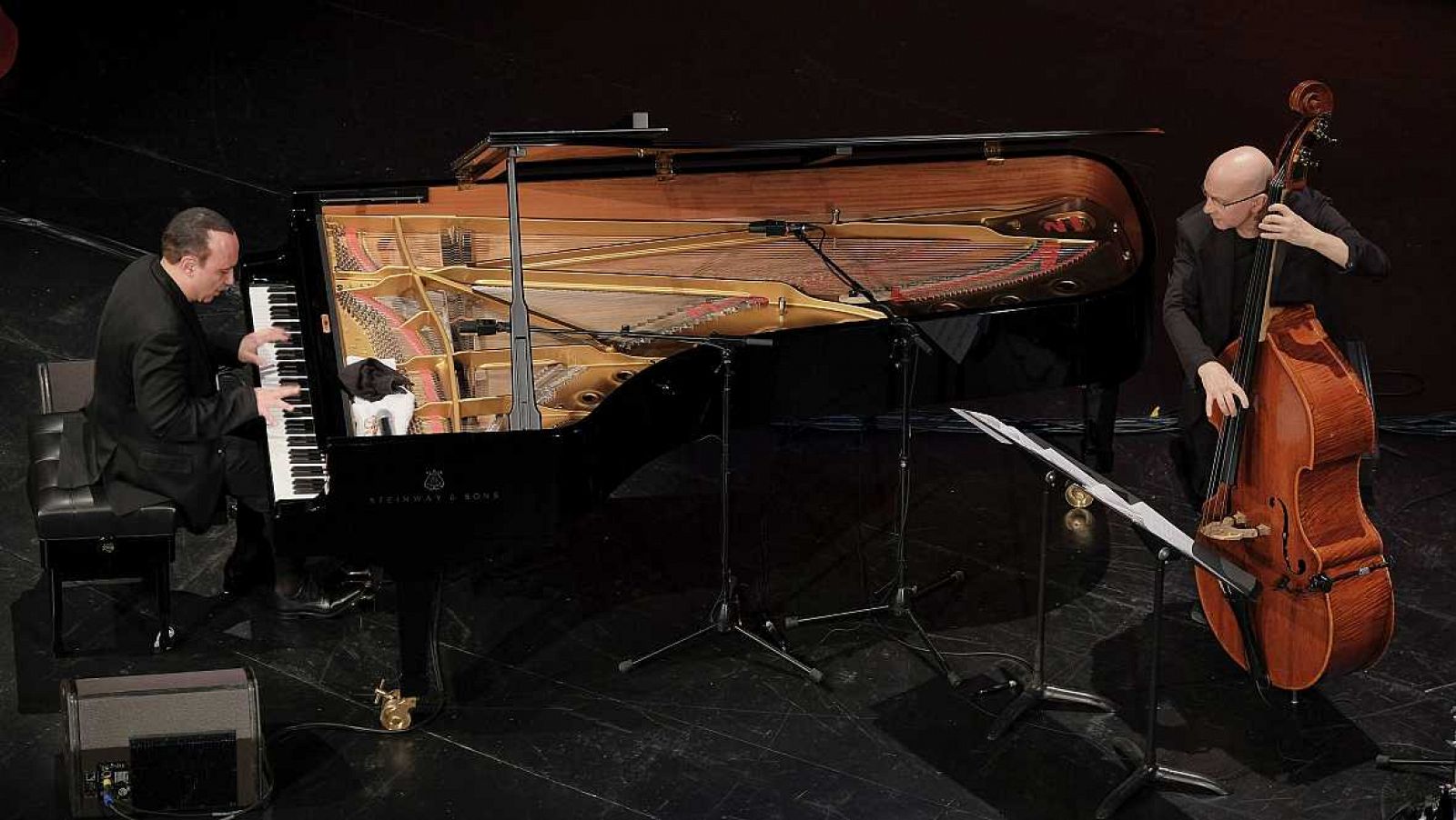 El reconocido pianista dominicano Michel Camilo (i) toca en homenaje al compositor cubano Ernesto Lecuona, fallecido en 1963 en Santa Cruz de Tenerife EFE