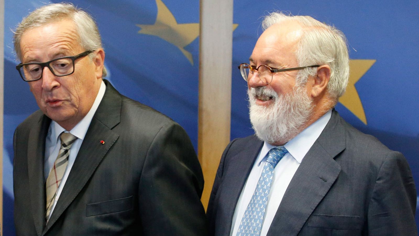 El presidente de la Comisión Europea, Jean-Claude Juncker, junto al comisario europeo español Miguel Arias Cañete.