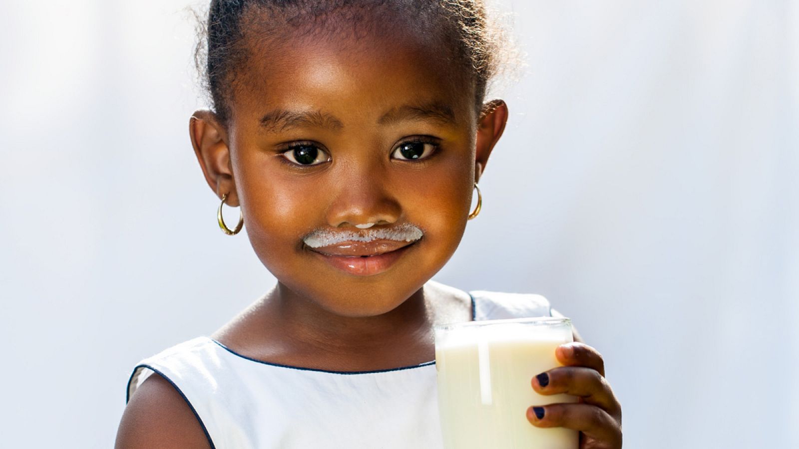 El consumo de leche de vaca está relacionado con el desarrollo óseo y la prevención de alergias y patologías inmunes.