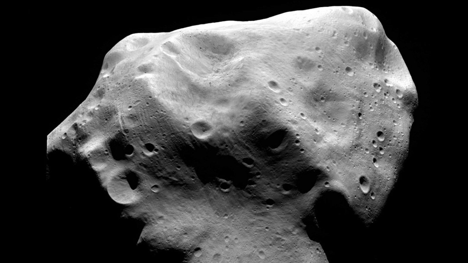 El asteroide 21 Lutetia durante la máxima aproximación de la misión Rosetta.