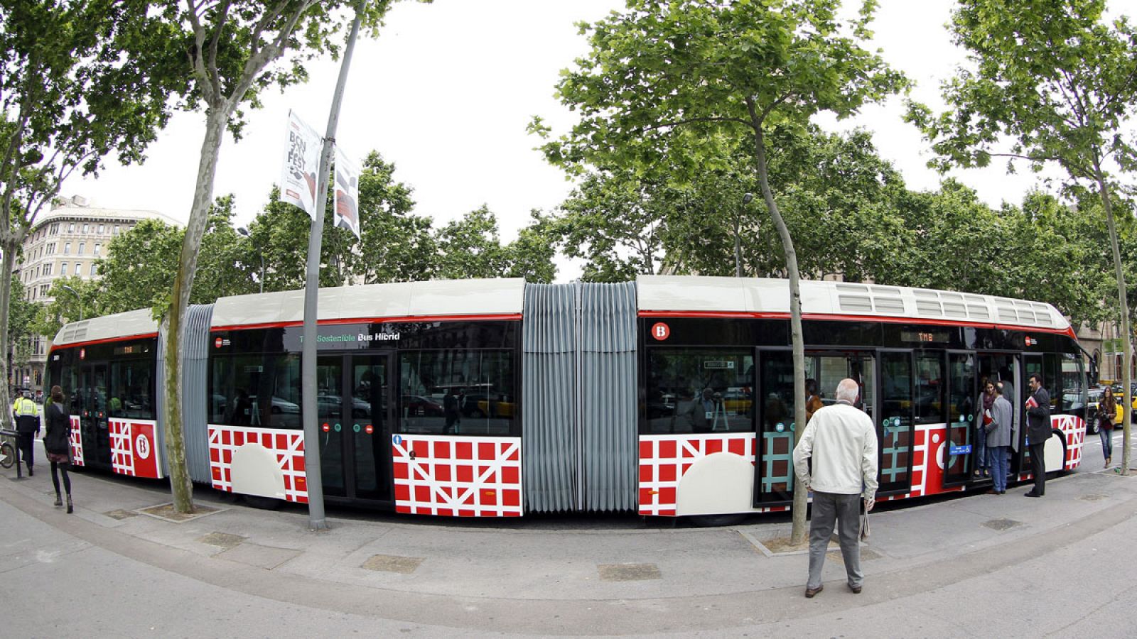 Un autobús híbrido de TMB en una imagen de archivo