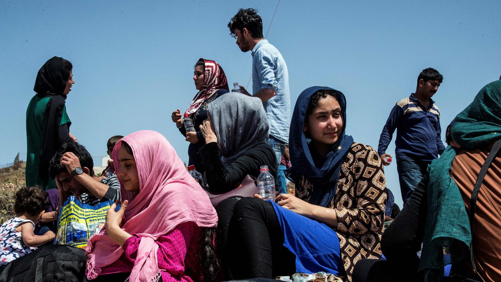 Refugiados y migrantes tras su llegada en barco a la isla de Creta en Grecia, fotografiados el 31 de mayo